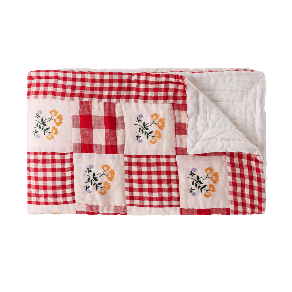 Projecktityyny Embroidered Baby Quilt · Strawberry