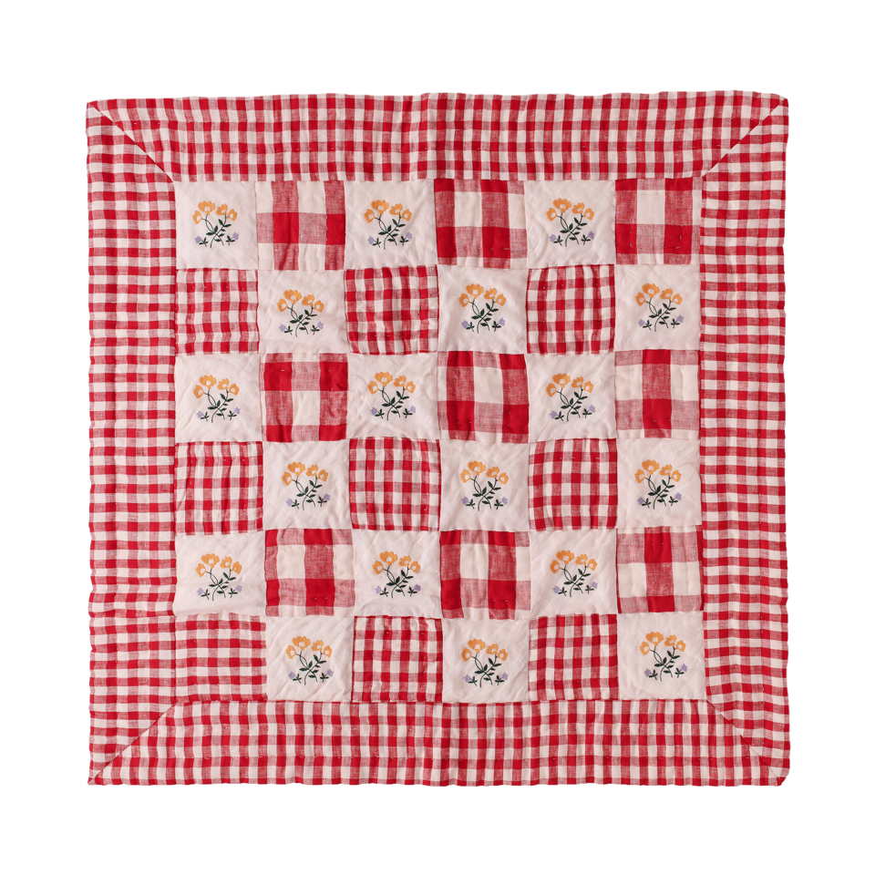 Projecktityyny Embroidered Baby Quilt · Strawberry