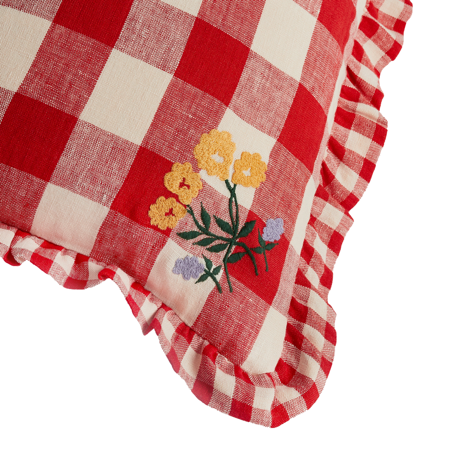 Projecktityyny Embroidered Frill Cushion · Strawberry